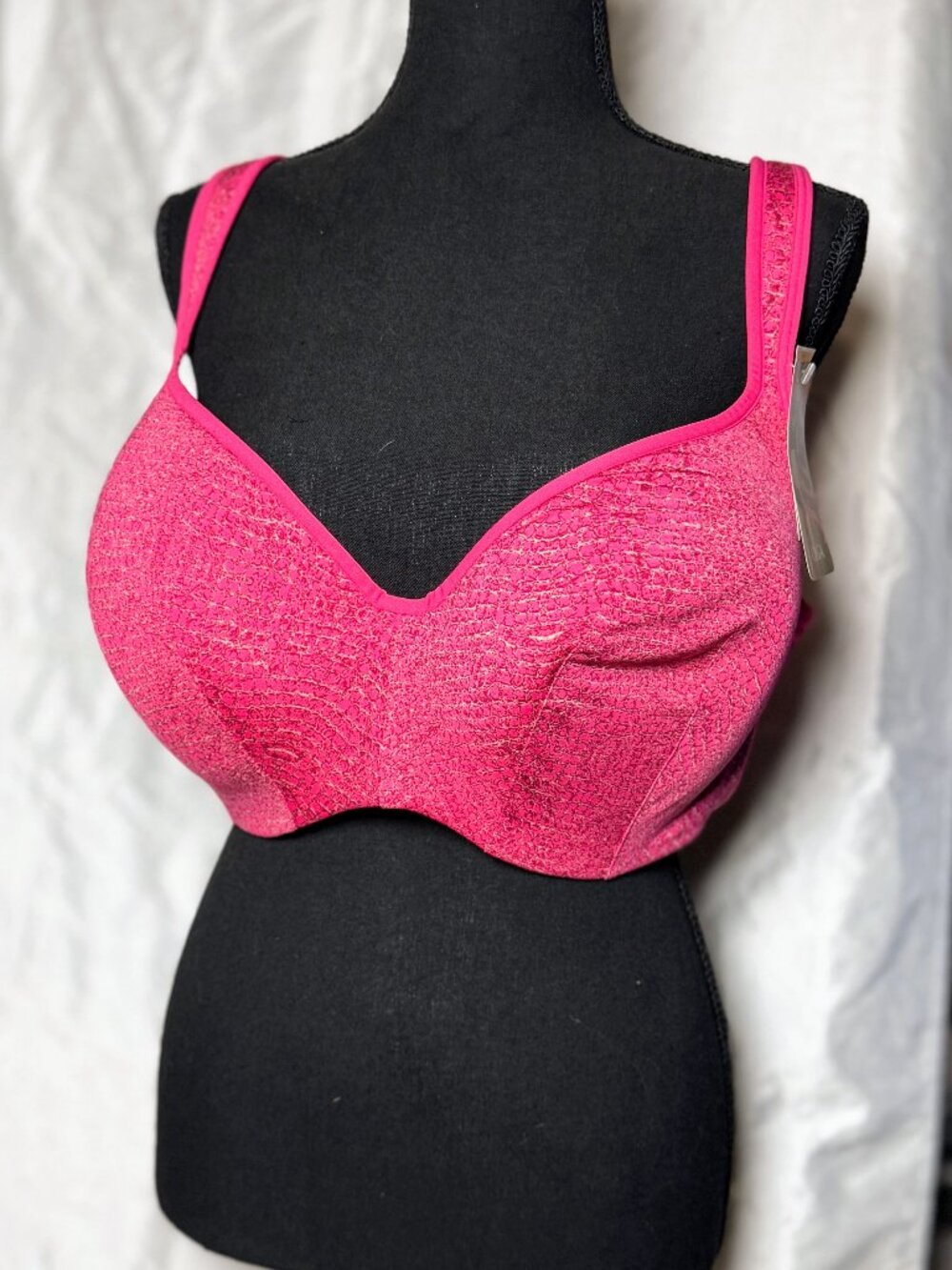 NWT Olga Flirty hot pink underwire bra, women’s size 44DD.